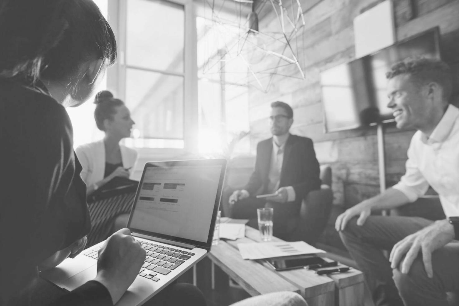 Professionista che analizza dati finanziari